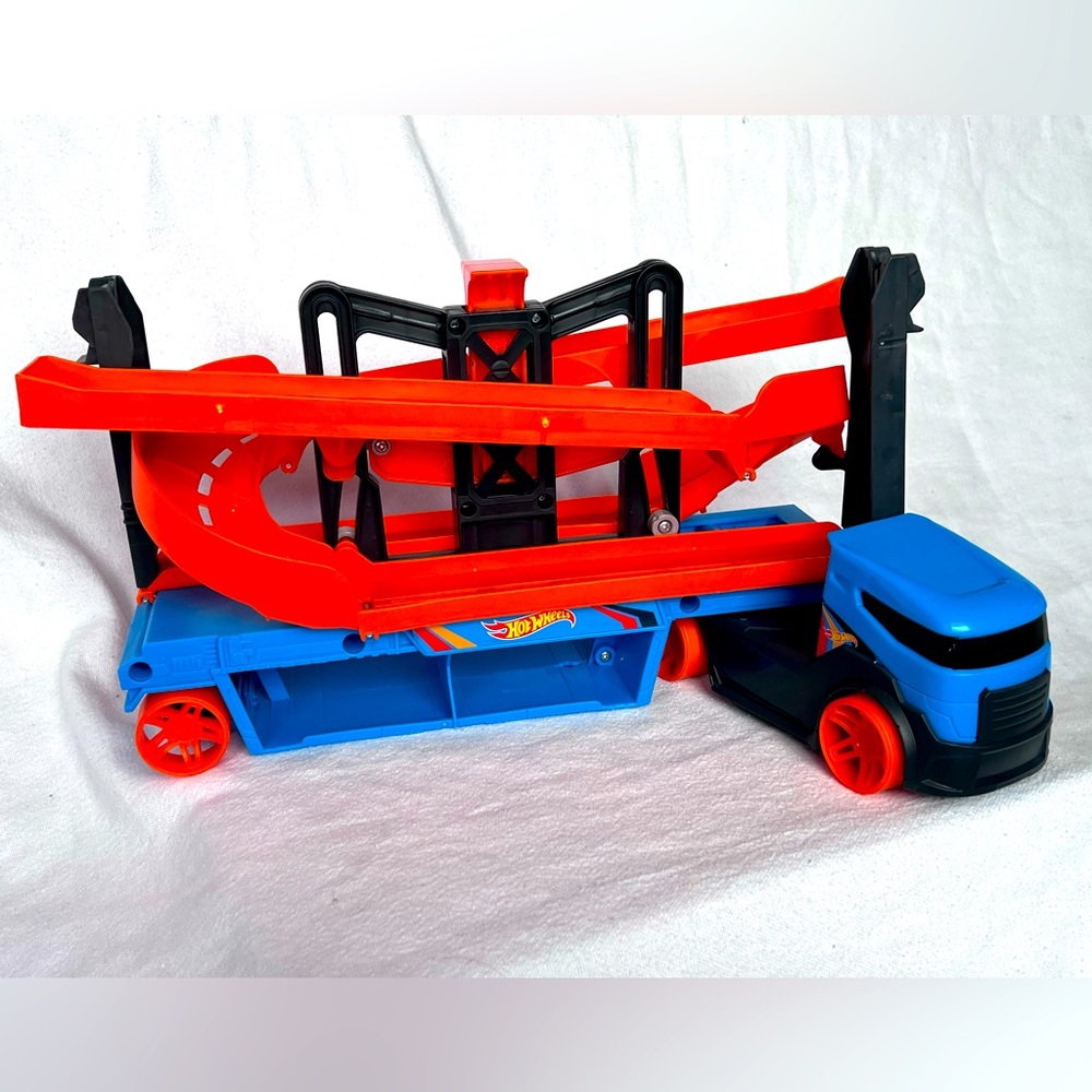 Hot Wheels City Lift and Launch Hauler